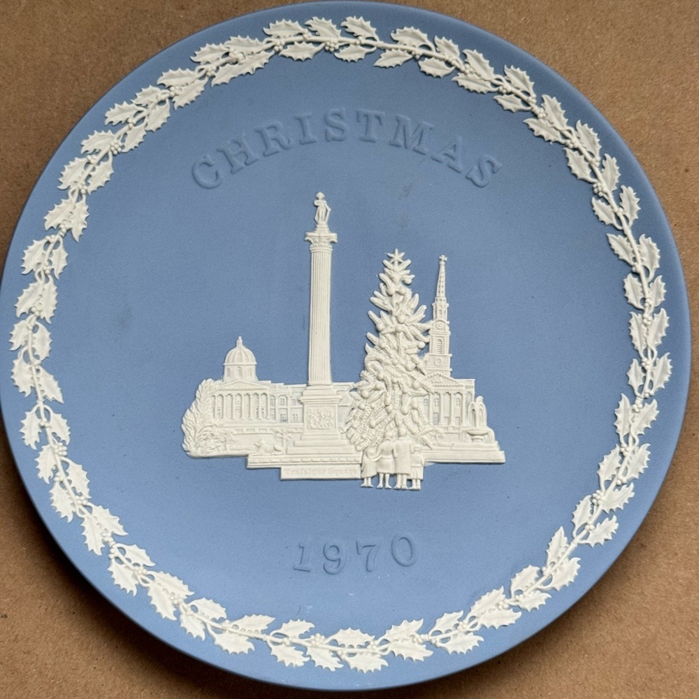 1970 Wedgwood Jasperware Trafalgar Square Christmas 8” Plate